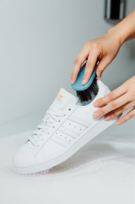 Cách Giặt Giày Adidas Đúng Chuẩn Tại Nhà: Bí Quyết Giữ Giày Luôn Như Mới
