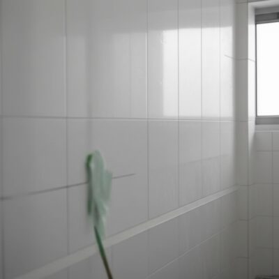 Cách Rửa Tường Gạch Men Nhà Vệ Sinh Sáng Bóng Như Mới: Hướng Dẫn Từ Chuyên Gia